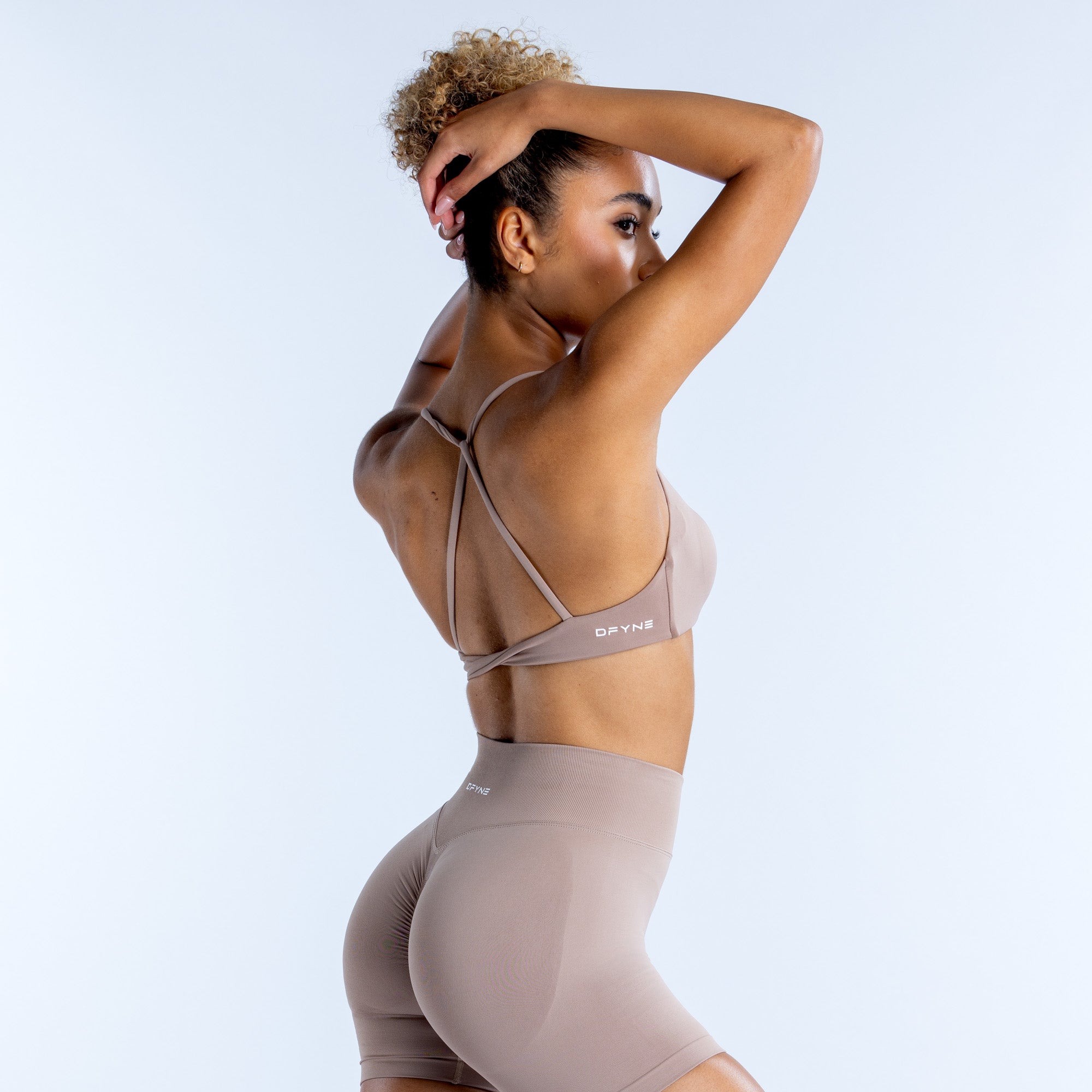 DFYNE Dynamic Twist Back Sport Melltartó Női Bézs | 51693-ZXVE