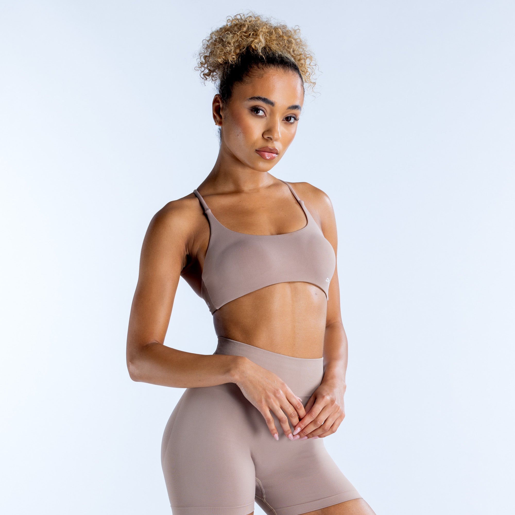 DFYNE Dynamic Twist Back Sport Melltartó Női Bézs | 51693-ZXVE