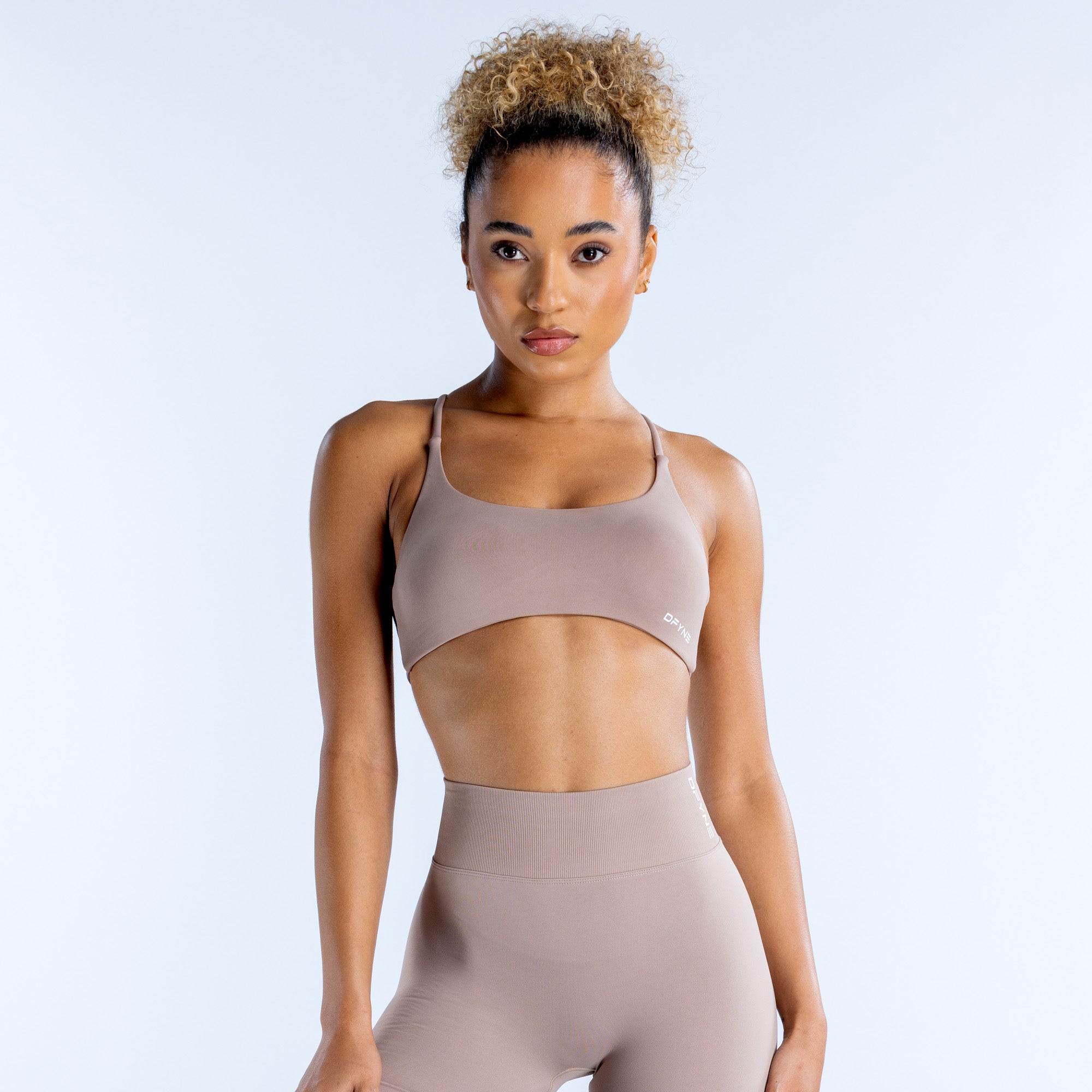 DFYNE Dynamic Twist Back Sport Melltartó Női Bézs | 51693-ZXVE